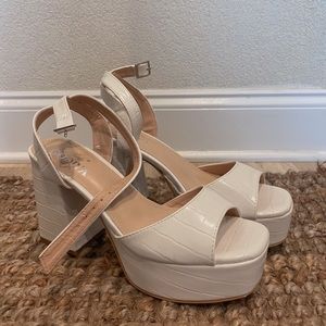 GODIVA White Wedges, 8.5